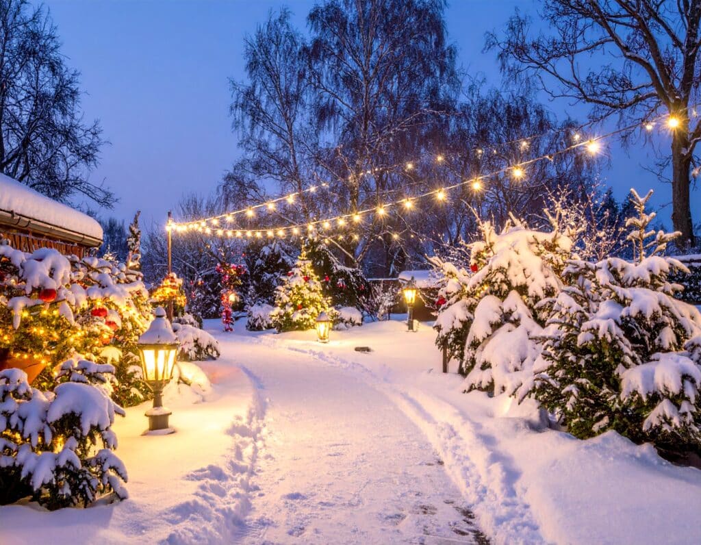 jardin enneigé avec lampe solaire de noël
